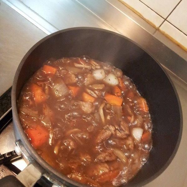 紅酒燉豬肉：謝小魚 一起做