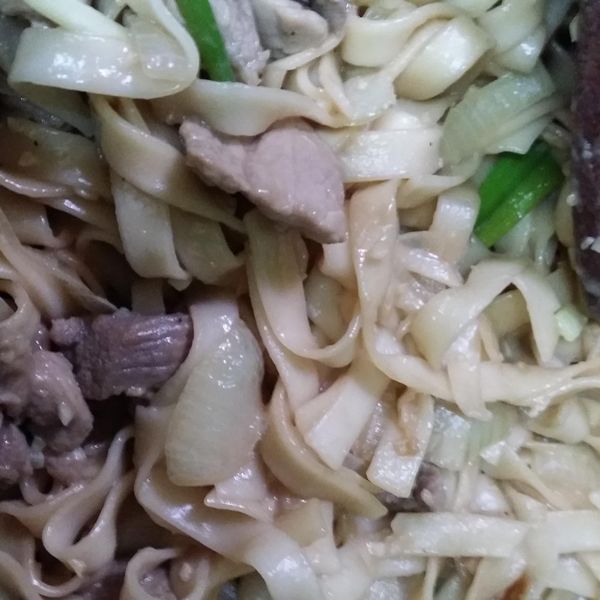 蔥爆牛肉寬麵 : 莊筱菲一起做