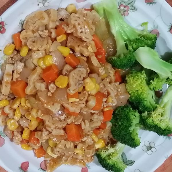 蕃茄蔬菜肉醬麋鹿通心麵：薛淑芳 一起做