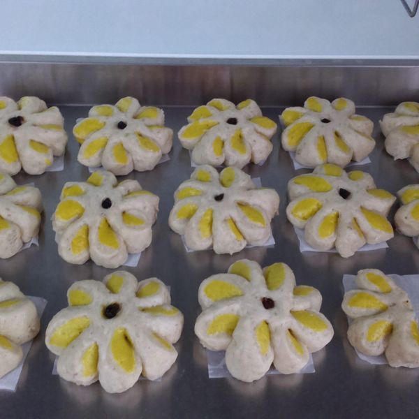 紫芋頭橘地瓜龍眼花花饅頭❤!!!:陳庭 一起做