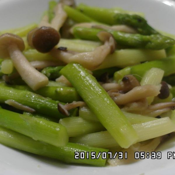 蘆筍炒壽喜菇：陳淑貞 一起做