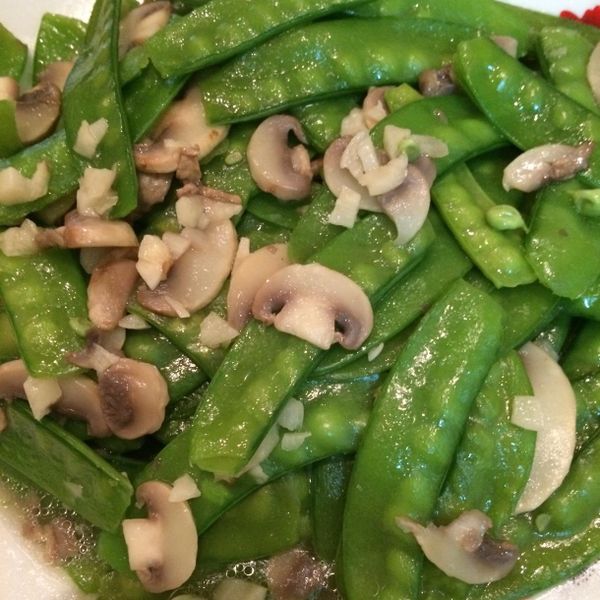 【粉豬兒】豌豆炒蘑菇：Hinochia 一起做