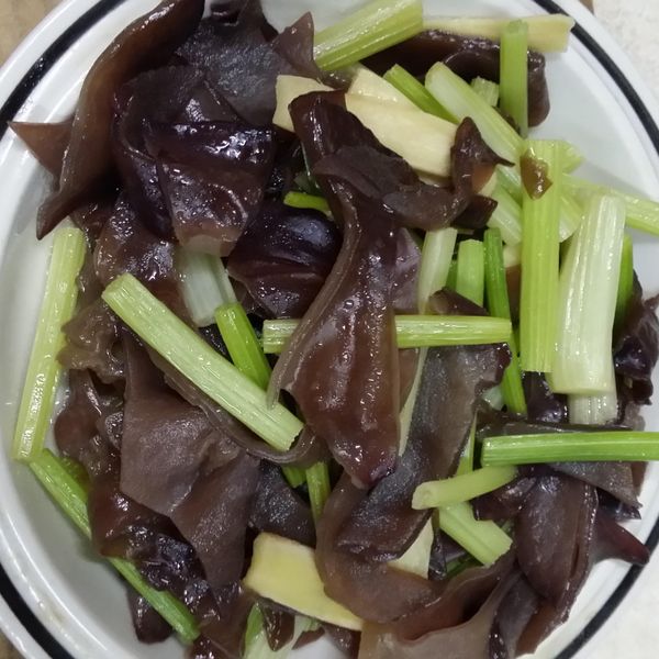 木耳炒芹菜~紓緩血壓! : 桃子熊一起做