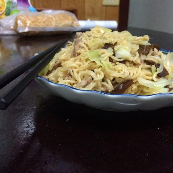 《深夜食堂》*炒泡麵*～💛💛 : 尼一起做