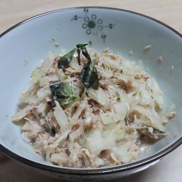 涼拌洋蔥鮪魚：Tintin 一起做