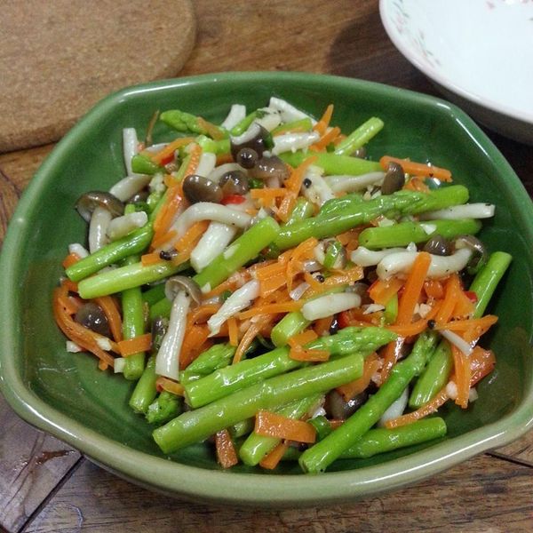 蘆筍炒壽喜菇：Chang WanChing 一起做