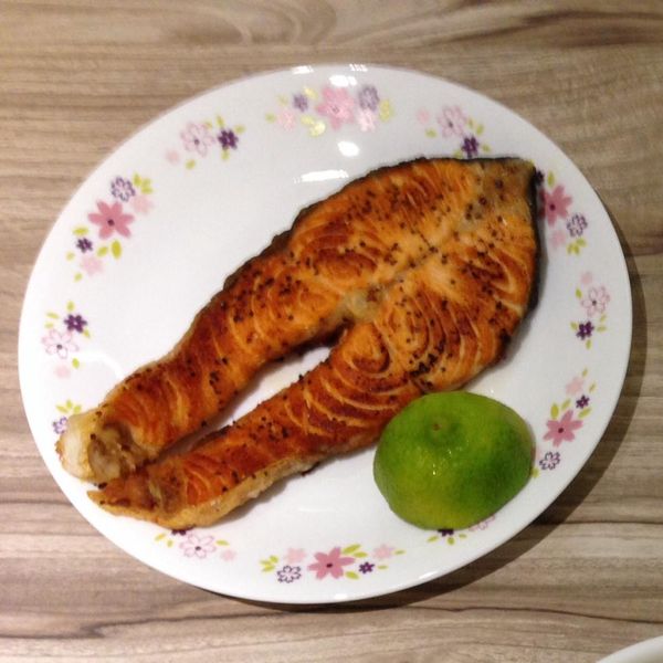 ♥我的手作料理♥ 香煎黑胡椒鮭魚：林芳佳 一起做