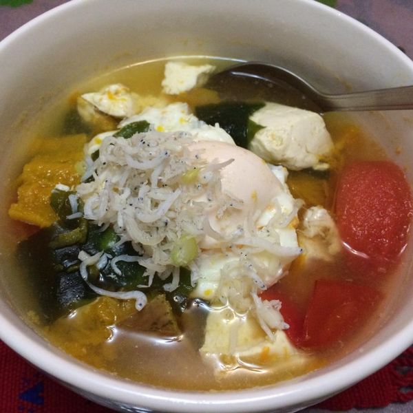 (素)南瓜蕃茄海帶芽豆腐湯：Eva 一起做