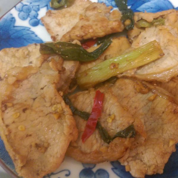 【蔥爆里肌肉】備料簡單。料理快速：張淑萱 一起做