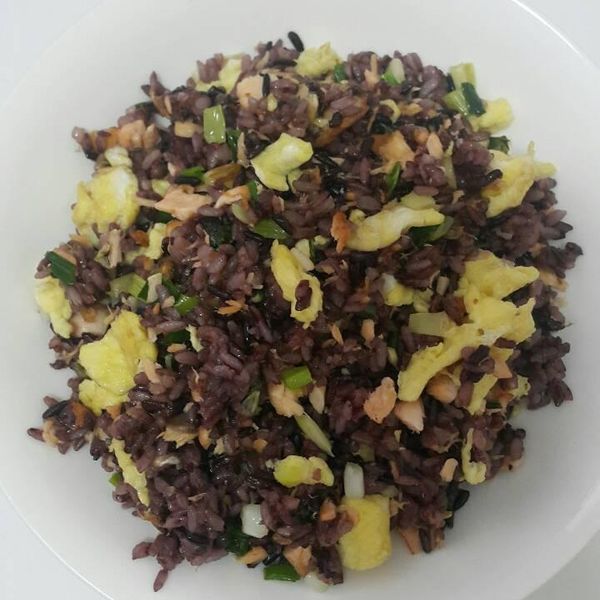 鮭魚炒飯：viki 一起做