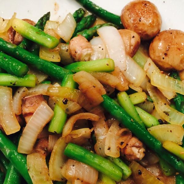 香煎蘑菇佐綠蘆筍洋蔥：呂宜珊 一起做