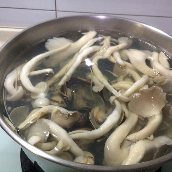 菇菇蛤蠣湯：喵媽 一起做