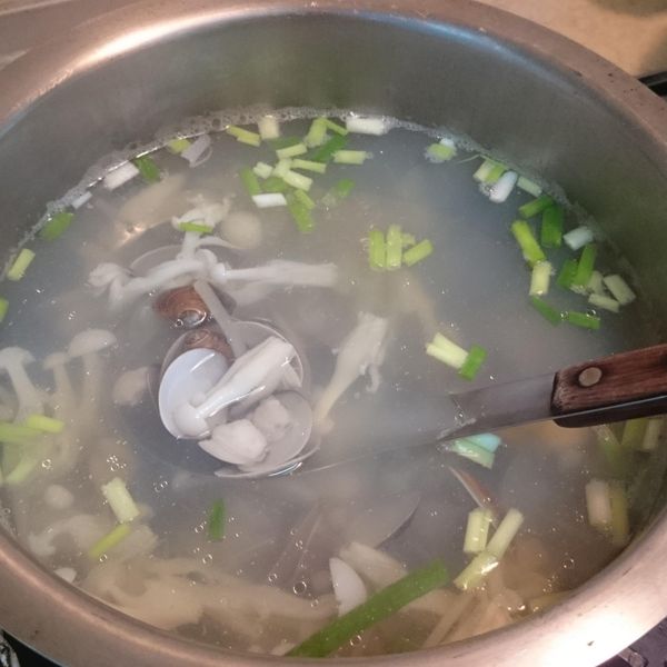 菇菇蛤蠣湯：彭桂秋 一起做