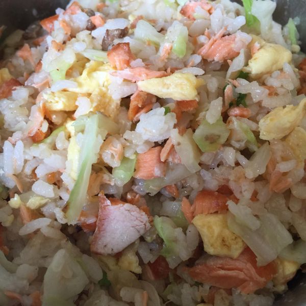 鮭魚炒飯：曾小玉 一起做