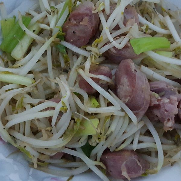 豆芽炒香腸 : 小貞一起做