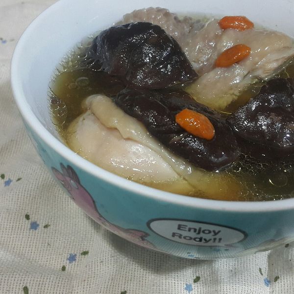 暖暖的 蒜頭香菇雞湯! : Jun Liao一起做