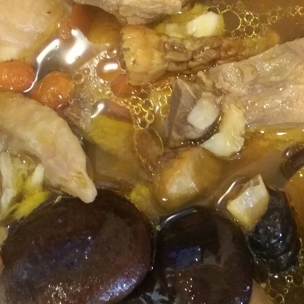 暖暖的 蒜頭香菇雞湯! : 阿醜一起做