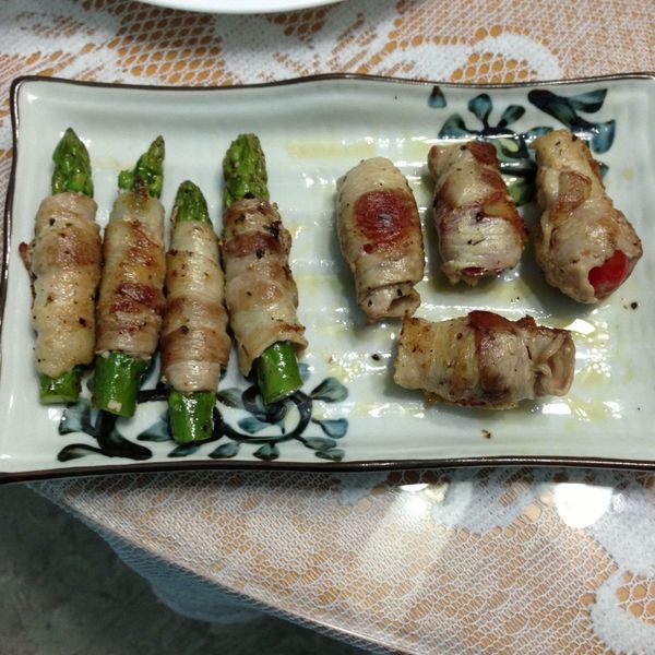 【深夜食堂】五花肉蕃茄卷（豚バラトマト巻き）：Kali 一起做