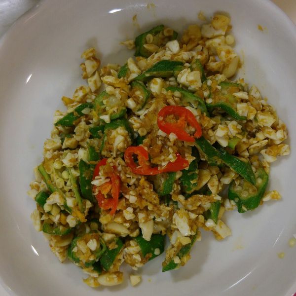 鹹蛋炒秋葵：蘿拉 一起做