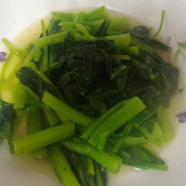 Y 芬的小廚房-清炒油菜 : 鈺宸一起做