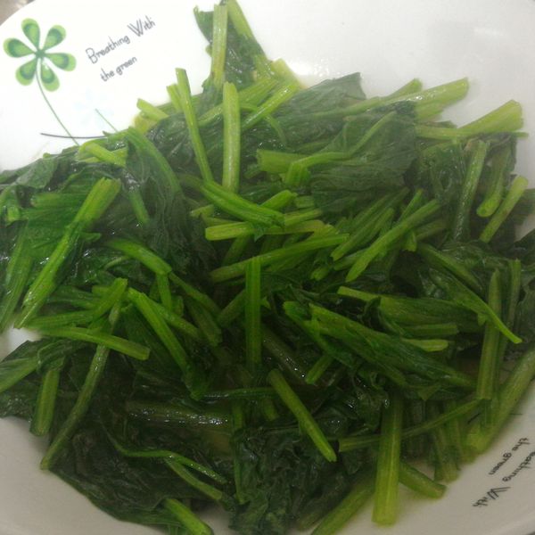 得意的一天橄欖油，炒波菜 : 鈺宸一起做