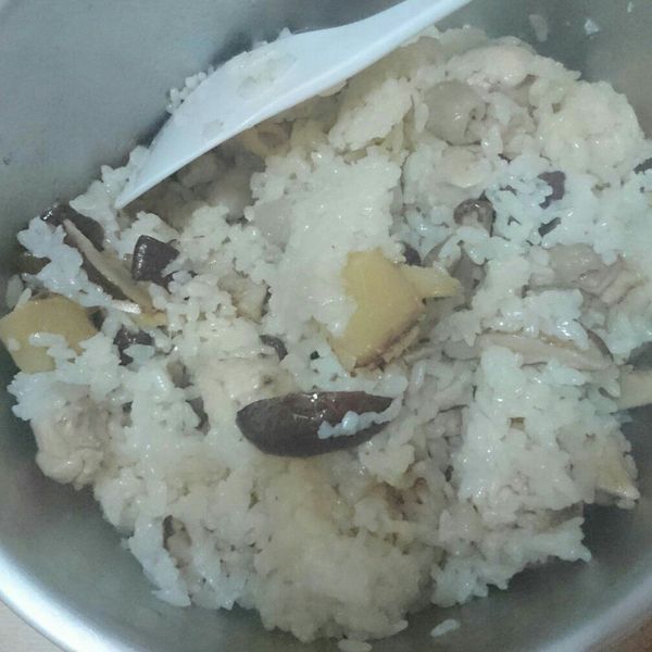 用電鍋煮"麻油雞飯"~香氣誘人好美味!!：許凱婷 一起做