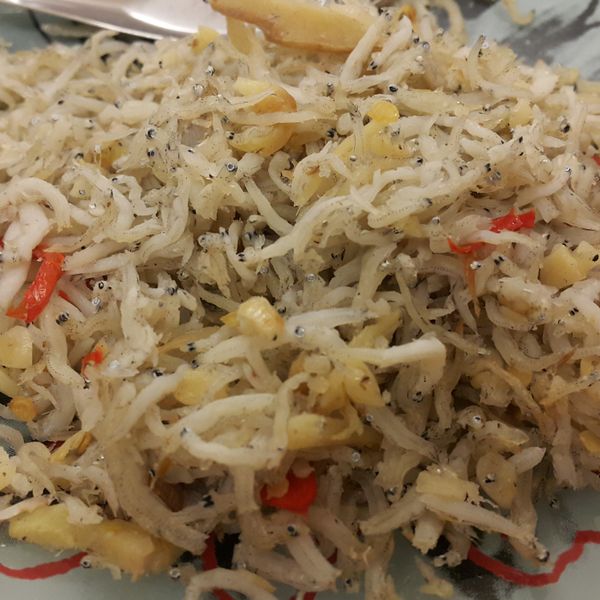 乾煸吻仔魚 : 小餅一起做