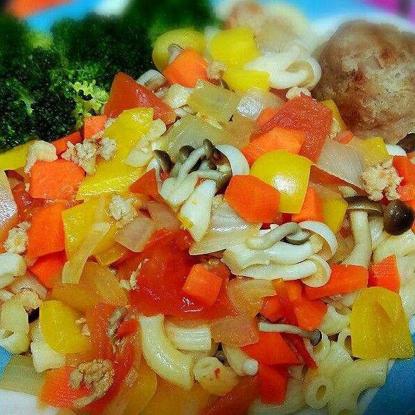 蕃茄蔬菜肉醬麋鹿通心麵：黃雯雯 一起做