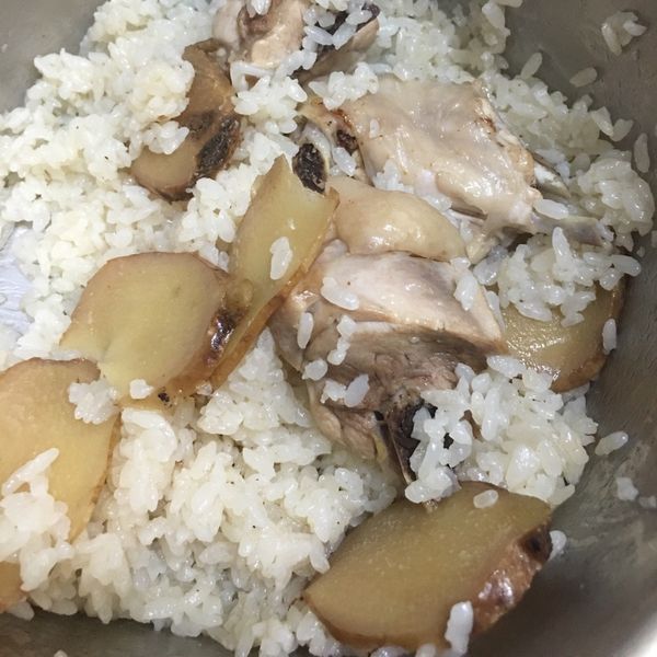 用電鍋煮"麻油雞飯"~香氣誘人好美味!!：Kitty Wu 一起做