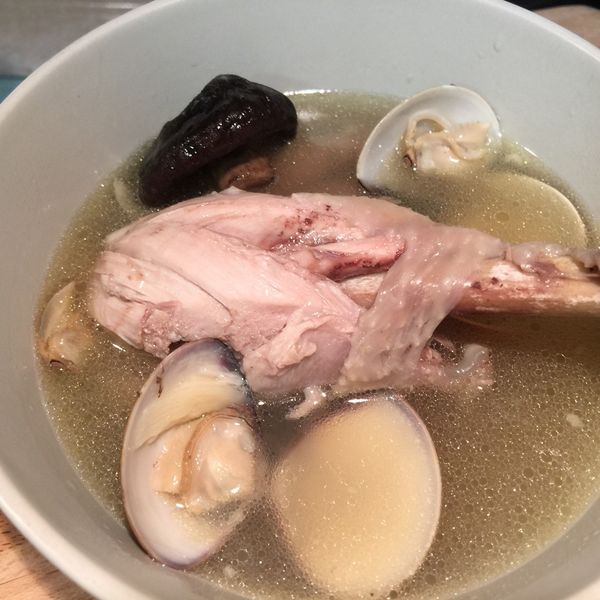 蒜頭香菇雞湯 : DS一起做