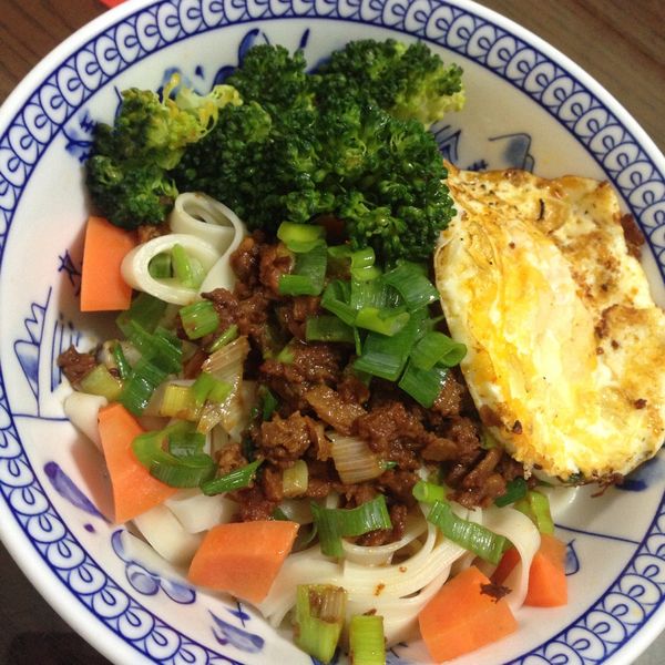 【粉豬兒】辣炸醬乾拌麵：人妻廚房日誌-Mandy 一起做