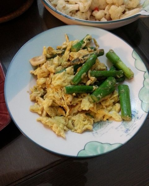 蘆筍花炒蛋：Eva 一起做