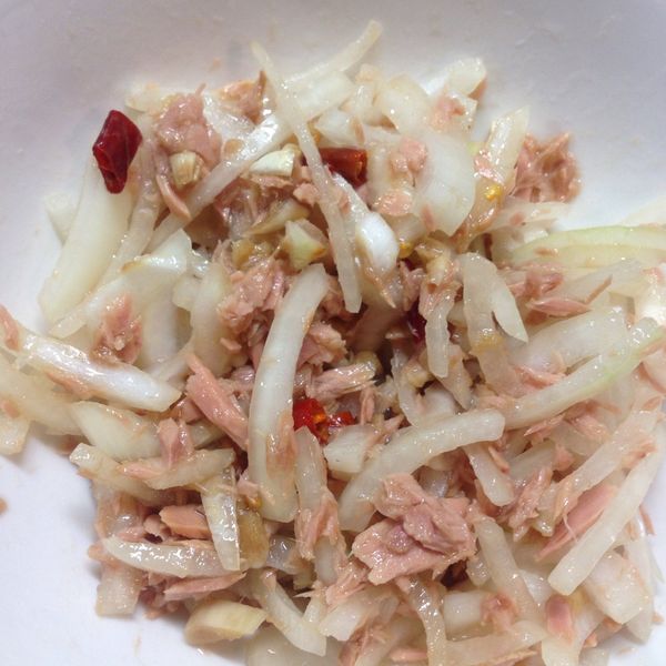 涼拌洋蔥鮪魚：葉亭昀 一起做