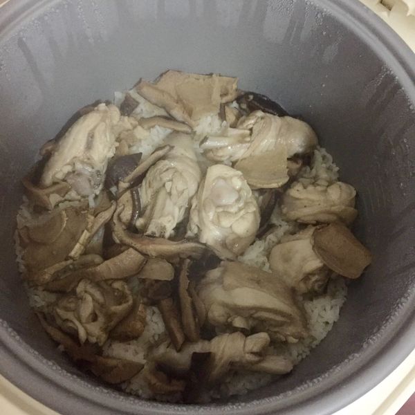 用電鍋煮"麻油雞飯"~香氣誘人好美味!!：Cherry Huang 一起做