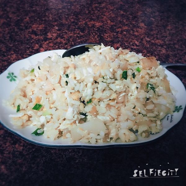 好吃炒飯小秘訣分享【洋蔥香腸蛋炒飯】 : 馮雪綺一起做
