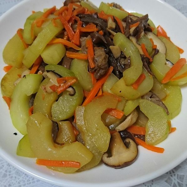 大黃瓜拌炒香菇木耳絲：Chen Hui Huang 一起做