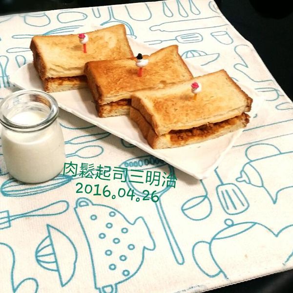 香焗起司肉鬆吐司=早餐=點心：伊的親子早餐日記 一起做