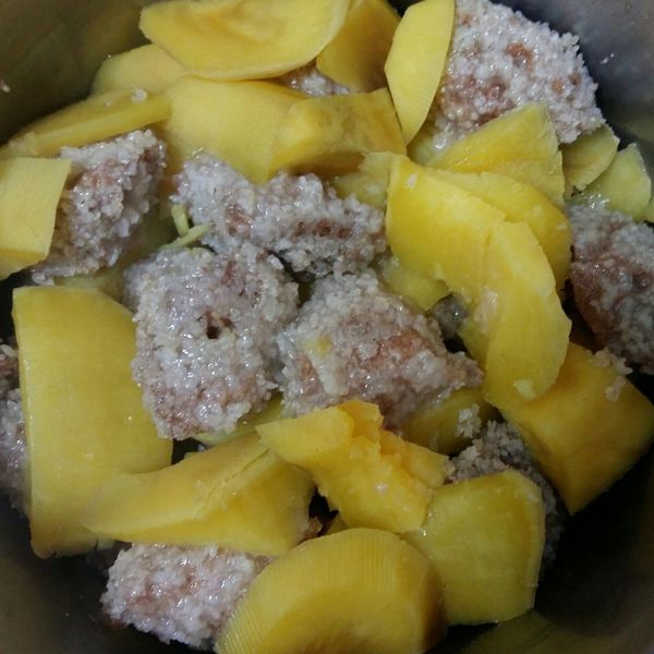 地瓜粉蒸肉：麥麥媽咪 一起做