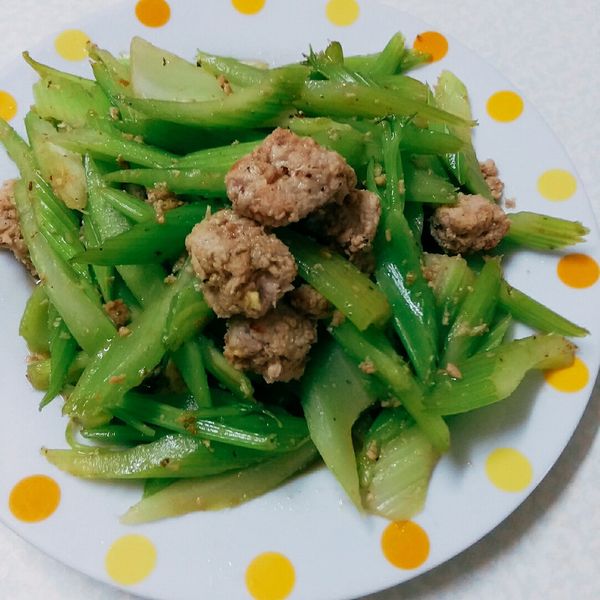 芹菜炒肉絲 : luilui一起做