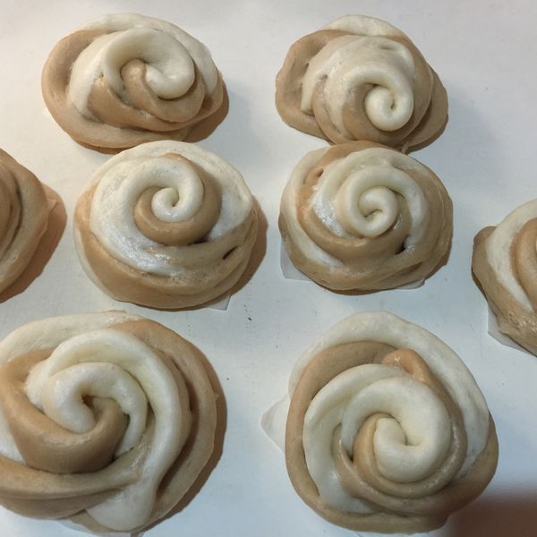 黑糖雙色玫瑰饅頭 (電鍋版) : Liaoliao 22一起做