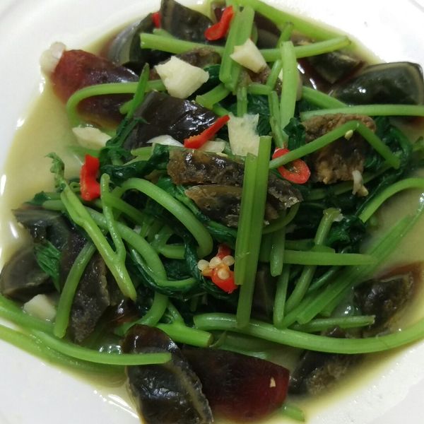 松花皮蛋地瓜葉 : Alie Cheng一起做