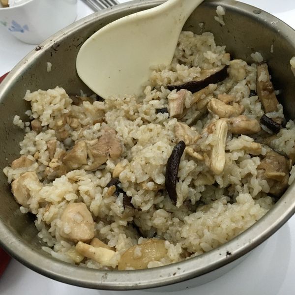 用電鍋煮"麻油雞飯"~香氣誘人好美味!!：Hung Hua Lee 一起做