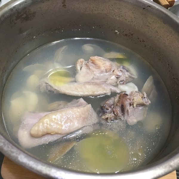 蒜頭蛤蜊雞湯：ILin Kuo 一起做