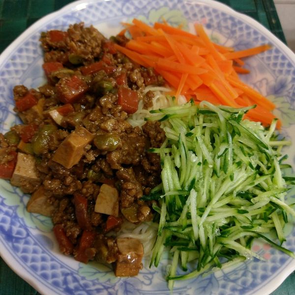 多料的炸醬麵🎶 : 易芳如一起做