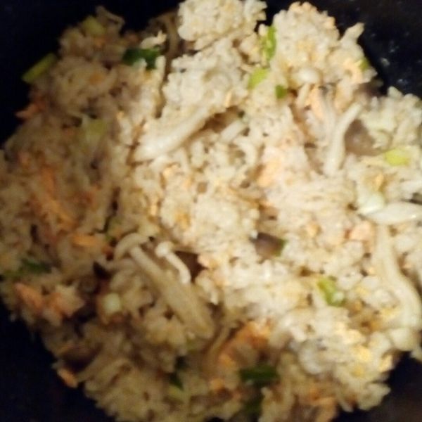 鮭魚菇菇炊飯(電鍋版) : 雨空一起做
