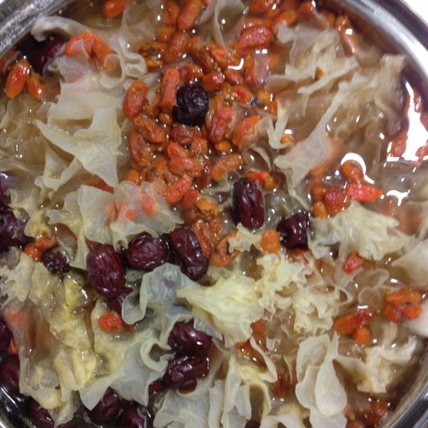 ㄚ曼達的廚房~【趁熱品嚐】蜂蜜蓮子白木耳湯：是朕 一起做