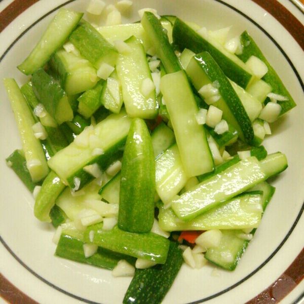 少鹽、健康、快速版涼拌小黃瓜：喵仔 一起做