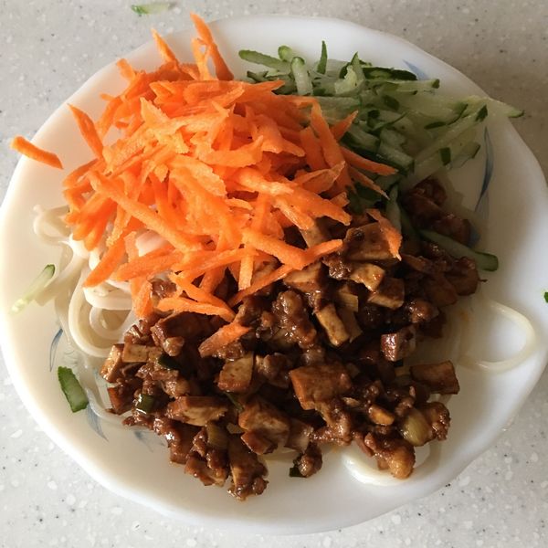 眷村炸醬麵 : 老劉一起做