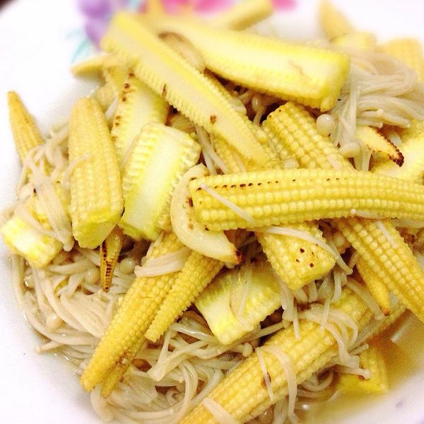 金針菇炒玉米筍 : qaws一起做