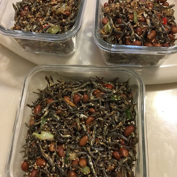 【薇薇安 私房小廚】青紅椒辣炒小魚花生：Mei Lee 一起做